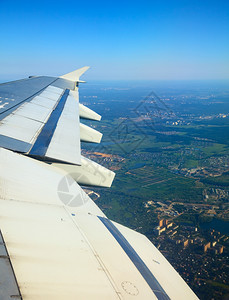 翅膀灰蒙土地从飞机空中观视抵达莫斯科机场Domodedovo图片