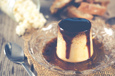 棕色的奶油美食以天然产品制成的巧克力和焦糖奶酪图片