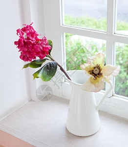 陶瓷制品白色花瓶和桌上的朵子图片
