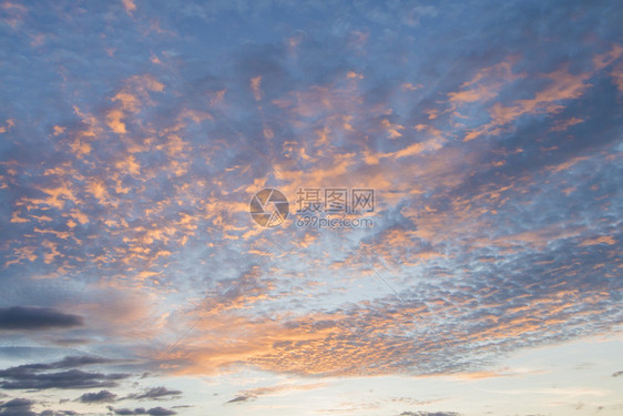 美丽落日下的积云图片
