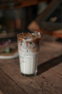 卡布奇诺咖啡店一杯冰拿铁咖啡一杯冷牛奶加冰拿铁咖啡玻璃图片