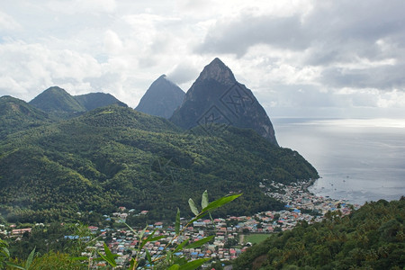 旅游双人城市透过Soufriere的视野以圣卢西亚加勒比背景为有名的Pitons火山峰图片