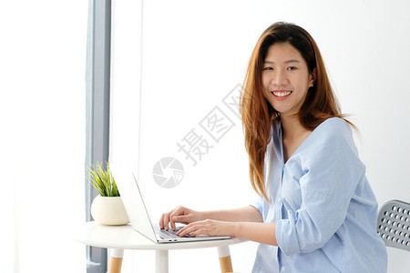 随意的真实在家庭办公室背景人与技术在家工作生活方式等面使用笔记本电脑的临时风格年轻亚洲女青妇职业数字的图片