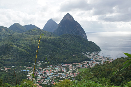 加勒比海透过Soufriere的视野以圣卢西亚加勒比背景为有名的Pitons火山峰旅行城市图片