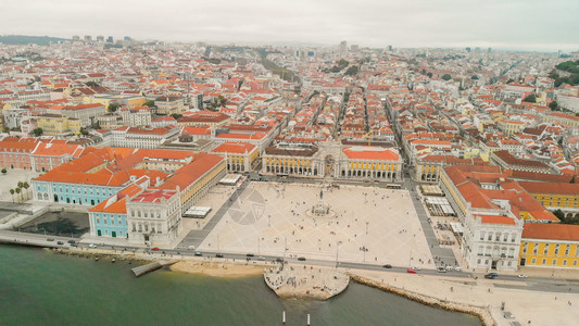 建造老的观景台葡萄牙里斯本商业广场和城市天际线的空中观景图片