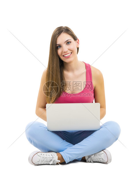 学习情感女士用笔记本电脑工作时坐在双腿交叉的漂亮女人图片