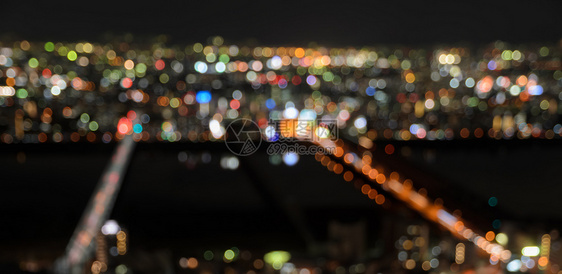 河桥市中心背景模糊夜里有多彩的城市灯光夜生活图片