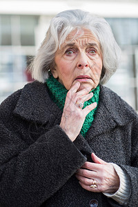 担心的外出失所老年妇女户外退休症状图片