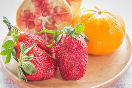 草莓木板上易食混合水果库存照片橙食物图片
