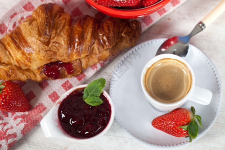 美味早餐加热咖啡和新鲜草莓及美味的马克杯黑暗图片