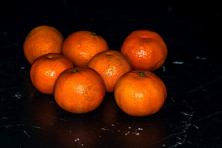 明亮的黑色底橙子水果详情饮食颜色图片