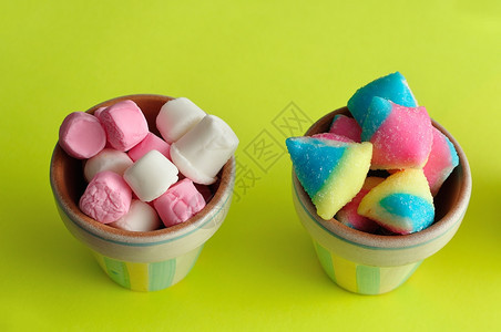 明亮的胖甜点小型容器中的糖果图片