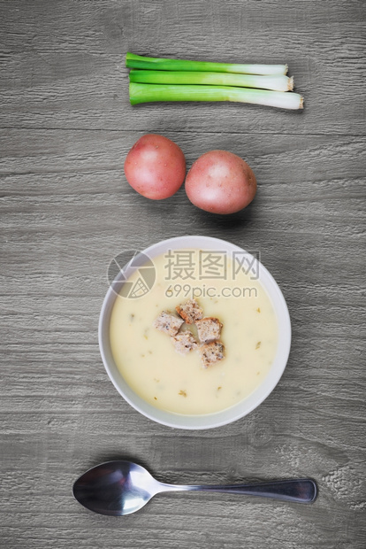 一碗新鲜奶油马铃薯汤放在复式木制餐桌上新鲜的健康木制图片