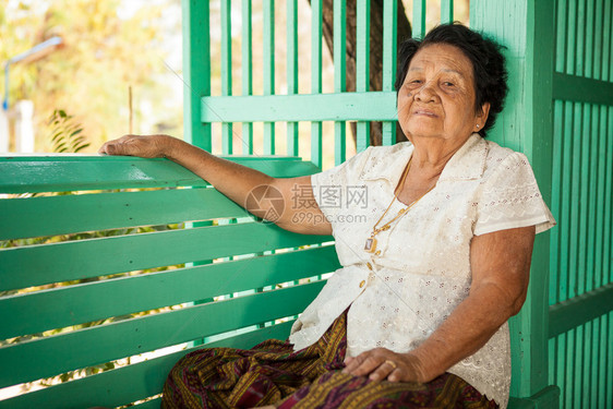 高级亚洲妇女在家里放松自陈年母亲龄图片