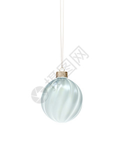 蓝色的挂在绳子上圣诞圆肋球单独挂在白色背景的圣诞礼章上节日气氛概念全天候电灯泡扭曲的图片
