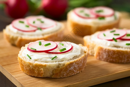 起司切片面包上有奶油乳酪萝卜片和木板上的子用天然光拍攝的选择焦点照片聚焦第一颗面包上的红菜片前端法国面包图片