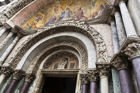 装饰观光意大利威尼斯圣马克柯巴西利卡的外形建筑和绘画详细内容华丽的图片