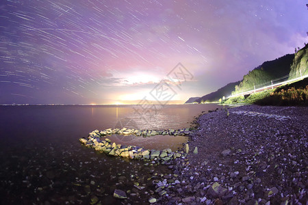 俄罗斯布里亚提Baikal湖上空的星夜地平线金场景图片