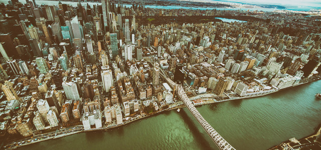 摩天大楼约克眼睛从纽市直升机对曼哈顿中城和央公园的宽角空中视图片