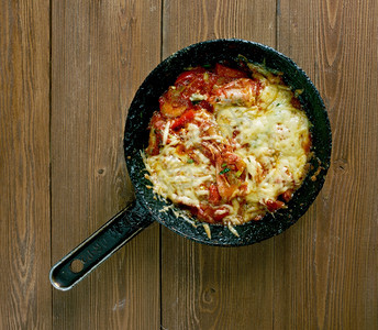 食物莎酱番茄土耳其有蔬菜和奶酪的烤虾蔬菜及奶酪食用植物和奶酪图片