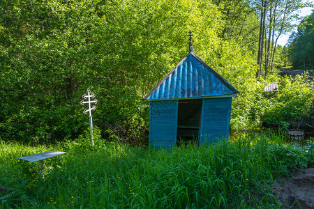 旅行吉洪绿色俄罗斯Kostroma地区Pyshchugsky区Burdovo村附近的夏日TikhonLukhsky圣泉图片