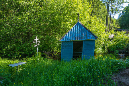 旅行吉洪绿色俄罗斯Kostroma地区Pyshchugsky区Burdovo村附近的夏日TikhonLukhsky圣泉图片