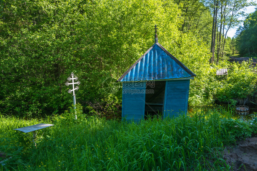 旅行吉洪绿色俄罗斯Kostroma地区Pyshchugsky区Burdovo村附近的夏日TikhonLukhsky圣泉图片