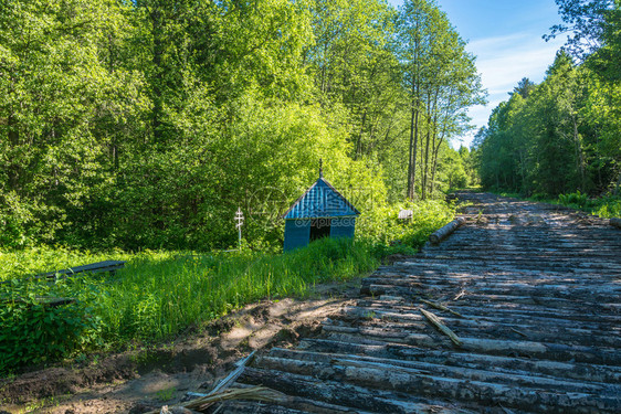 水卢霍夫斯基俄罗Kostroma地区Pyshchugsky区Burdovo村附近的夏日TikhonLukhsky圣泉布尔多沃图片