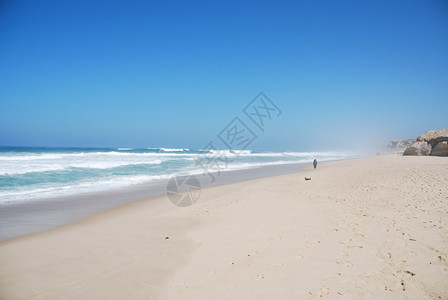 海岸线普拉亚德尔雷伊蓝天的惊人海滩风景场宁静图片