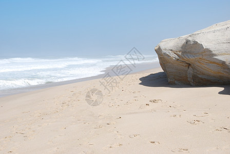 海岸线蓝色的在PraiadelRey的惊人海滩风景夏天图片