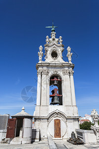 历史巴洛克埃斯特雷拉18世纪末在葡萄牙里斯本建造的已故巴罗克和新立国皇家巴西利卡最神圣之心修道院钟塔以及最神圣之心修道院的钟塔详图片