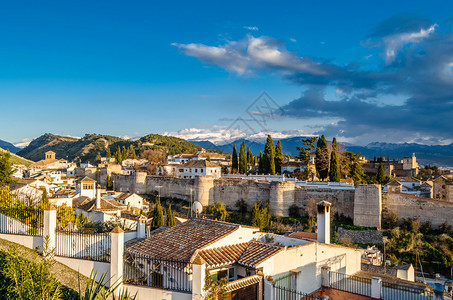 全景西班牙南部安达卢西亚市日落时的格拉纳达市风景地标塔图片