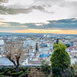 建筑学著名的屋顶西班牙南部安达卢西亚市日落时的格拉纳达市风景图片