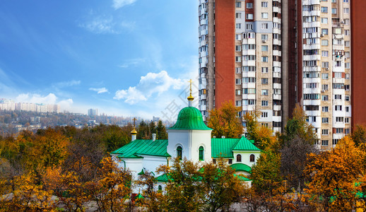 全景七月蓝色的2019年7月日09年7月日摩尔多瓦首都基希讷乌建造的市高楼图片