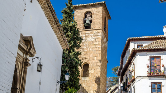 街道正面西班牙语格拉纳达教堂西班牙南部安达卢西亚的宗教建筑图片