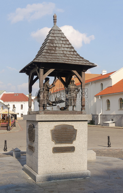 在白俄罗斯明克它象征着在149年该市收到马格德堡法之后明斯克作为主要的手工艺和贸易中心49年纪念碑法律谈判者图片