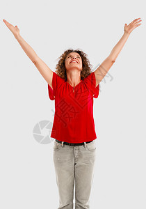 庆祝成功一个快乐的中年黑发美女肖像手举高红色的图片