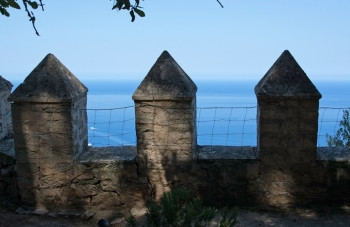 2015年7月4日在西班牙巴利阿里群岛Mallorca岛的中世纪阿拉伯花园石栅栏详情2015年7月4日015年7月4日修道院地中图片
