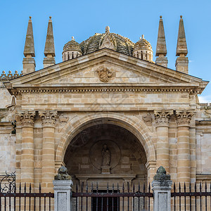 崇拜著名的建筑学西班牙萨莫拉卡斯蒂利亚和里昂罗曼斯克大教堂图片