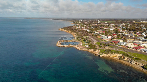 城市景观南澳大利亚Kangaroo岛金斯科特市景和海岸线空中观察风景优美海洋图片