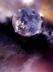 有雾激动黑暗的万圣节主题月亮迪斯科舞团烟雾镜球黑暗背景银色迪斯科舞团图片