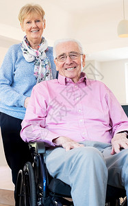 爱的疾病家中带丈夫坐轮椅的老年妇肖像卫生保健高清图片
