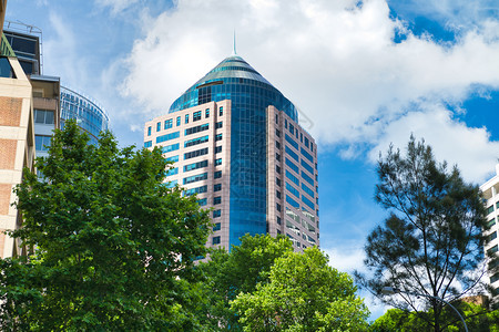 雪梨摩天大楼对抗蓝色空澳大利亚城市景观商业人们图片