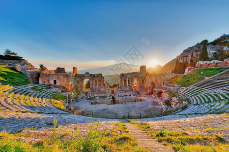 意大利TaorminaSiciliy古老剧院日落时叶特纳火山喷发希腊语爆海图片