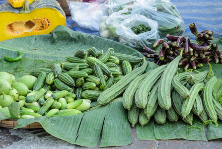 文化泰国街头市场上的新鲜蔬菜香蕉杂货店图片