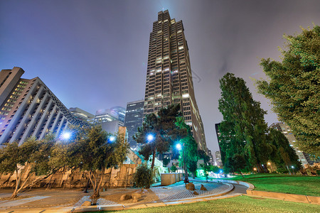 旧金山的建筑在夜晚向天空看港口弗朗西斯科桑图片