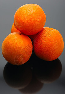 成熟有质感的盘子四橘和黑底的反光色背景图片