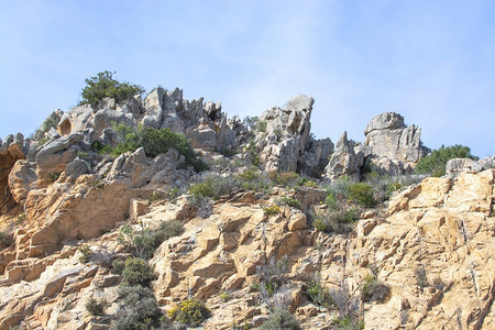 冷静的自然地质学意大利撒丁岛科斯塔梅拉达的花岗岩石形状与蓝天相映生辉图片
