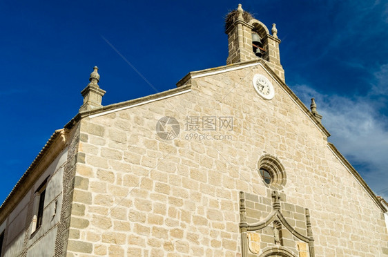 乡村户外的西班牙卡斯蒂利亚拉曼恰托莱多省村庄LaPuebladeMontalban的教堂图片