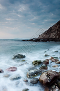 西班牙巴斯克州比兹卡亚巴里海洋石头岸图片